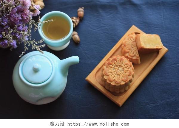 中秋月饼和热茶八月十五中秋节月饼中秋节